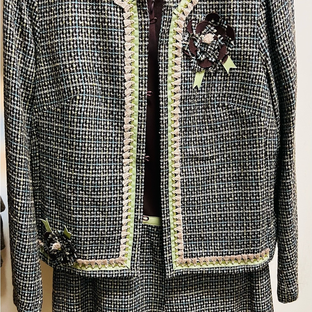 NEW/NEVER WORN: Women’s 2pc. Tweed Brown & Green sleeveless dress w/jacket.